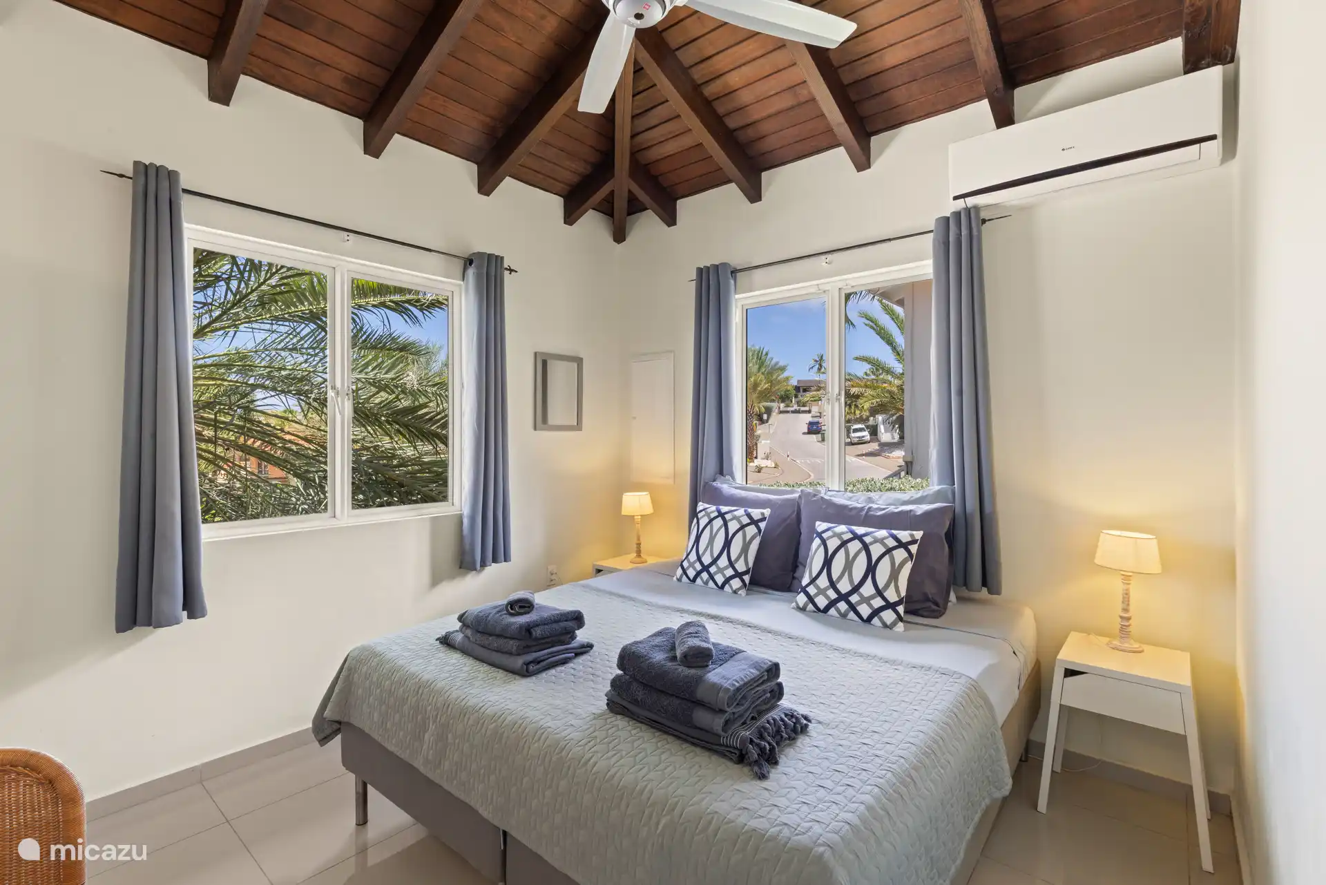 Chambre 2 avec climatisation et ventilateur.