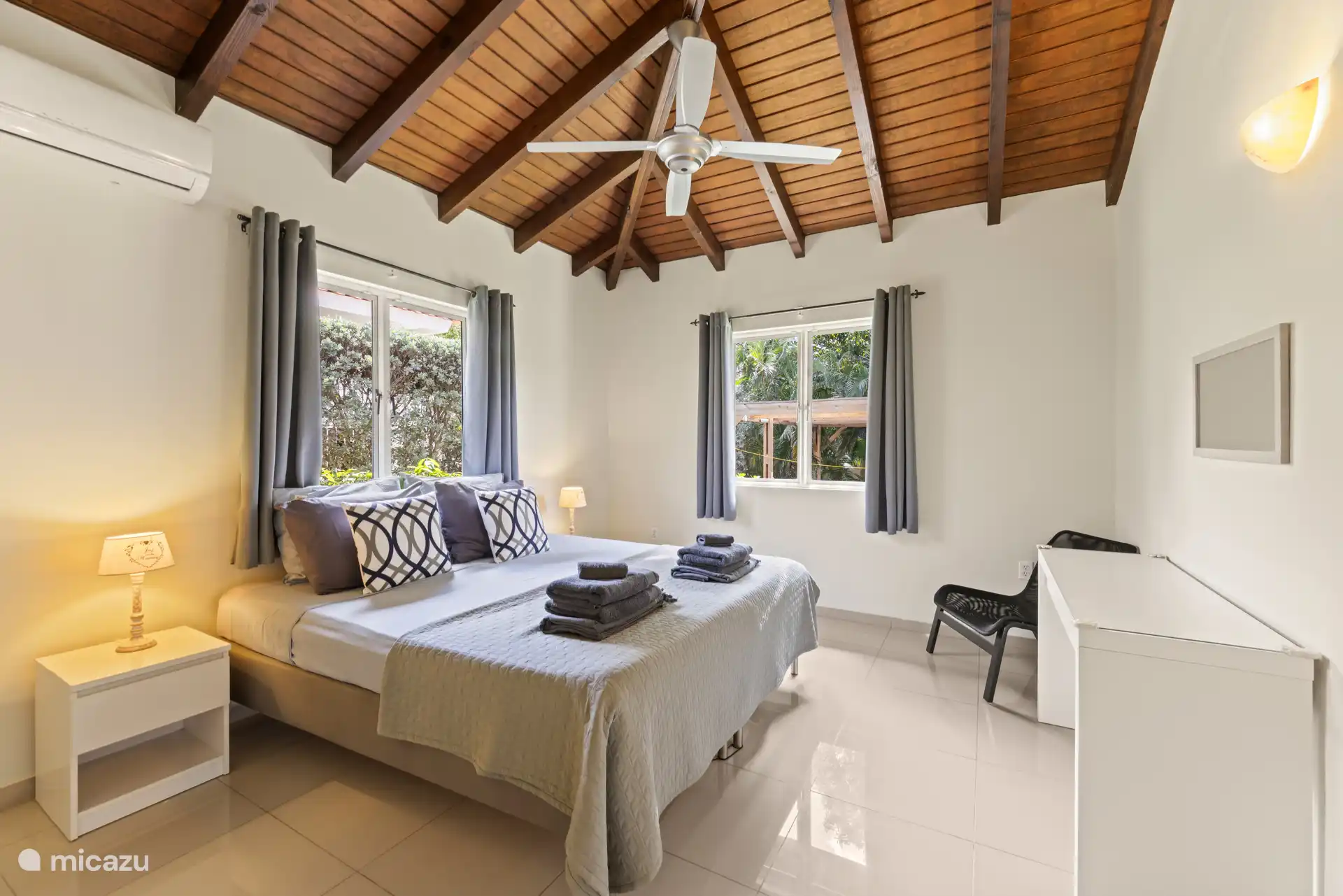 Chambre 1 avec climatisation et ventilateur.