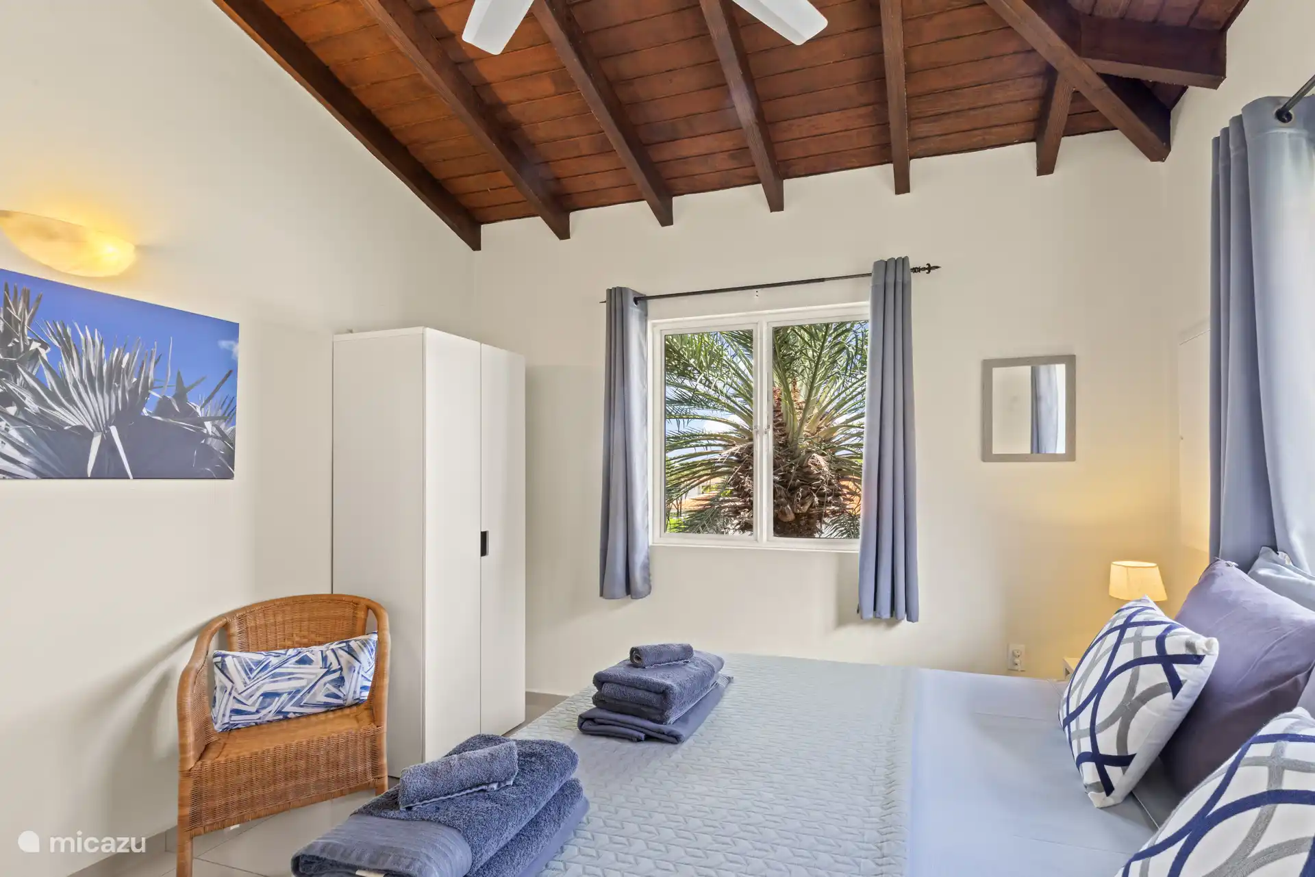 Chambre 2 avec climatisation et ventilateur.