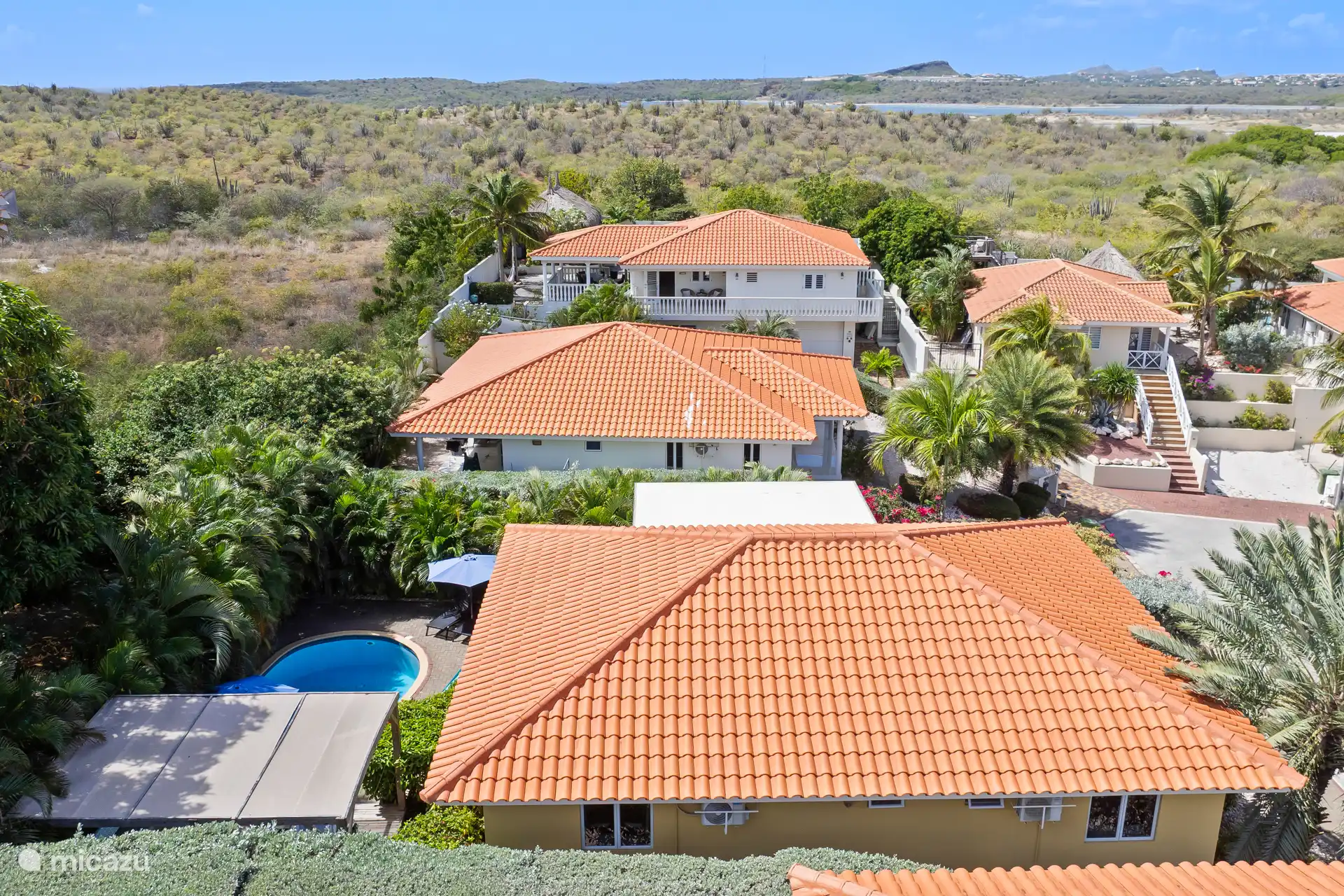 Vue de dessus avec vue sur la réserve naturelle et les salines.