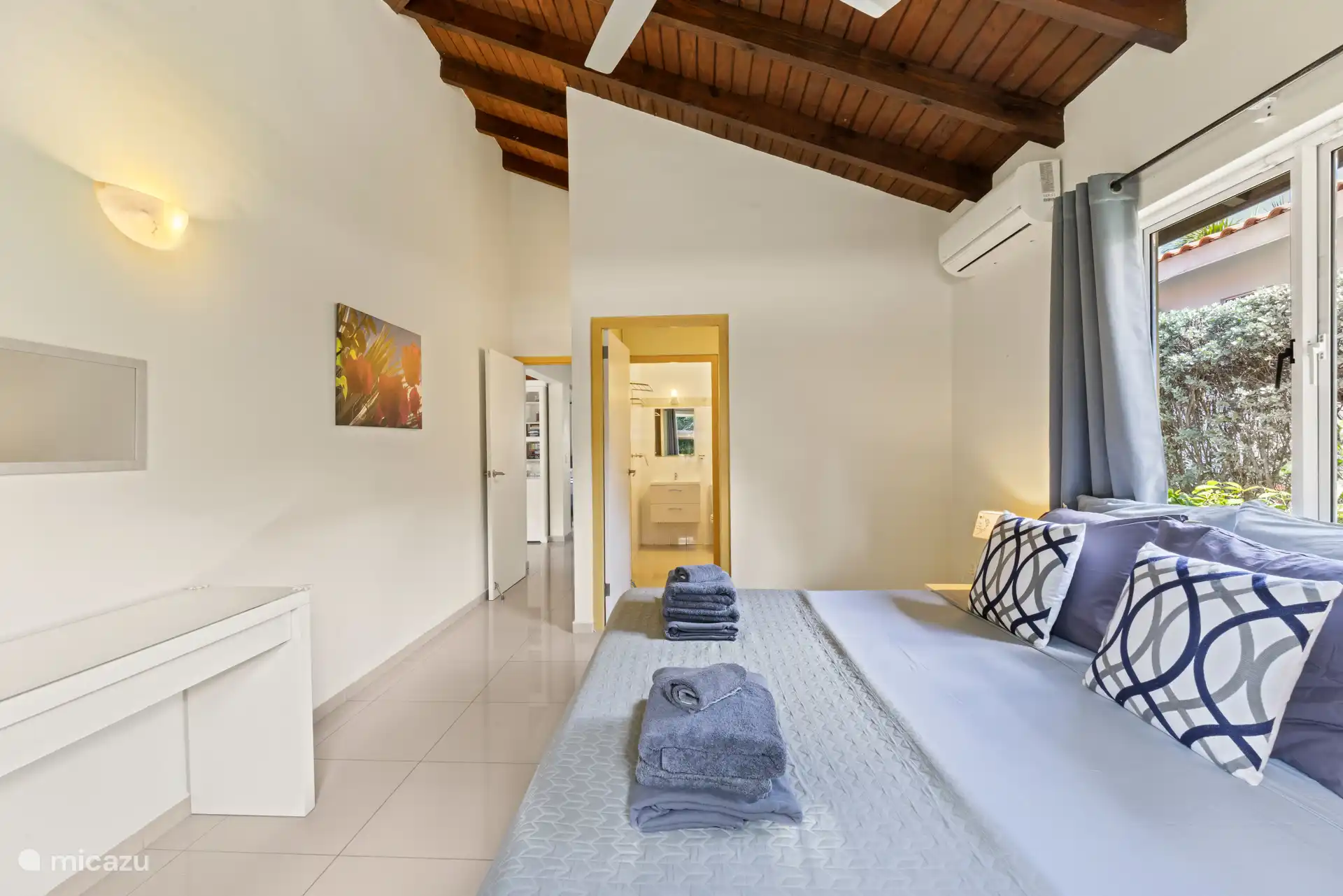 Chambre 1 avec vue sur la salle de bain et le couloir.