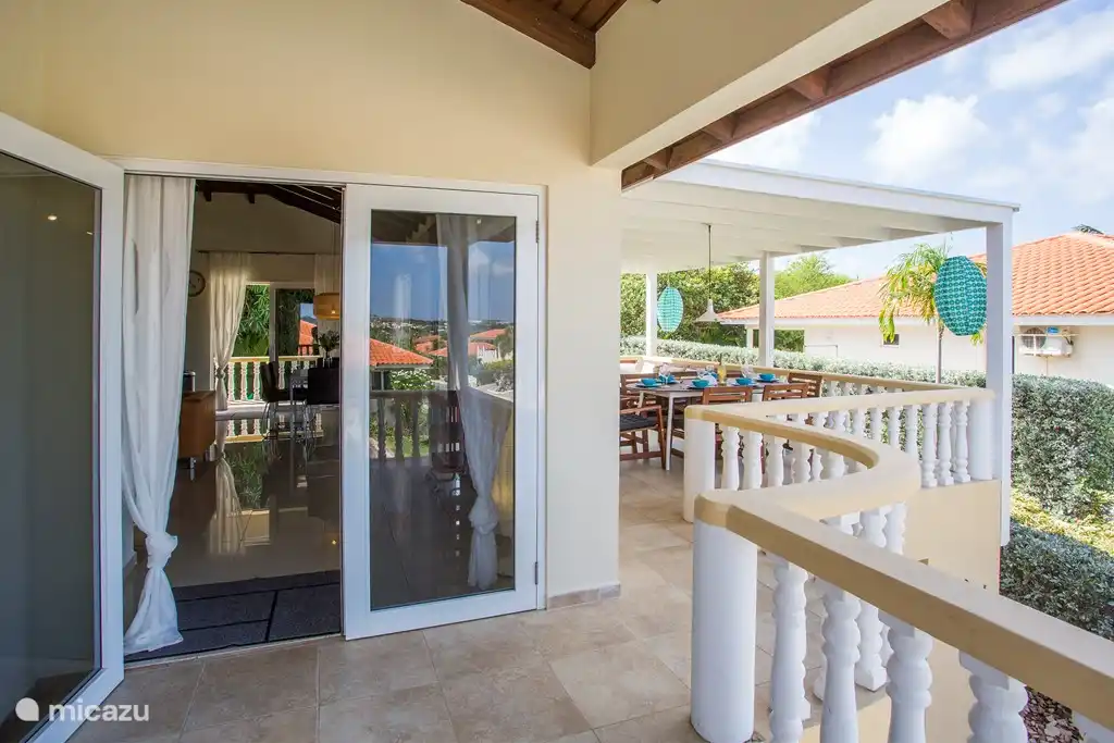 Der Eingang zum Haus und die Veranda