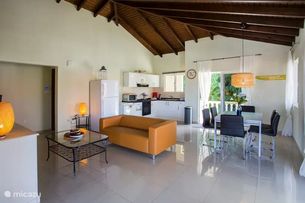 das Wohnzimmer mit offener Küche