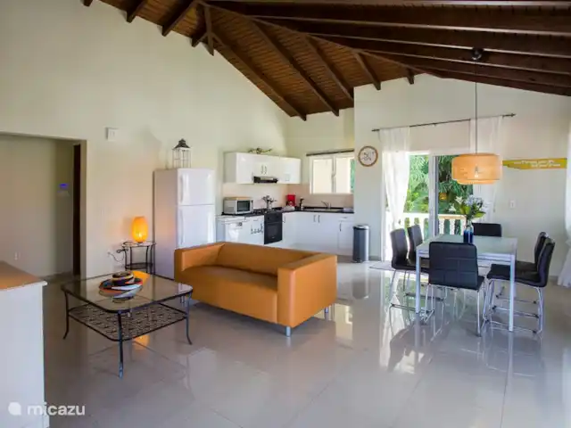 Bon Bineke huren in Curaçao, Banda Ariba (oost), Jan Thiel - villa de living met open keuken
