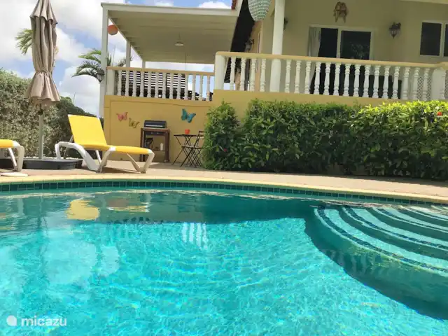 Bon Bineke huren in Curaçao, Banda Ariba (oost), Jan Thiel - villa woning bezien vanaf zwenbad met BBQ. Het zwembad is ongeveer 4m X 5 m.