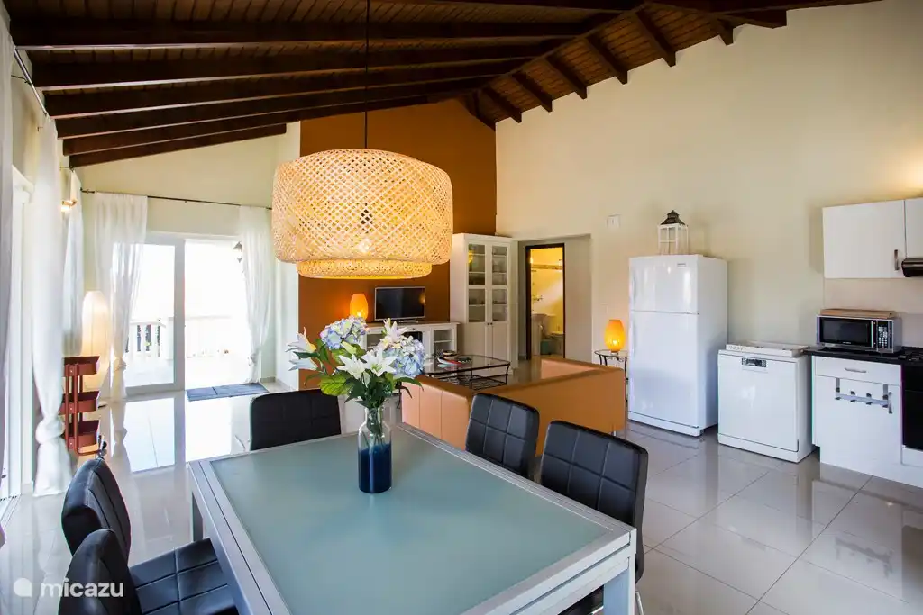 das Wohnzimmer mit offener Küche