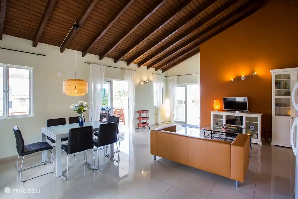 das Wohnzimmer mit offener Küche