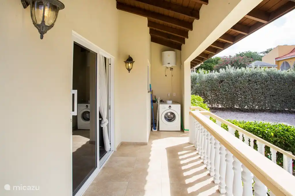 Die Treppe zum Garten und Platz für Waschmaschine