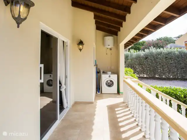 Bon Bineke huren in Curaçao, Banda Ariba (oost), Jan Thiel - villa achterkant met de trap naar de tuin en plaats voor de wasmachine
