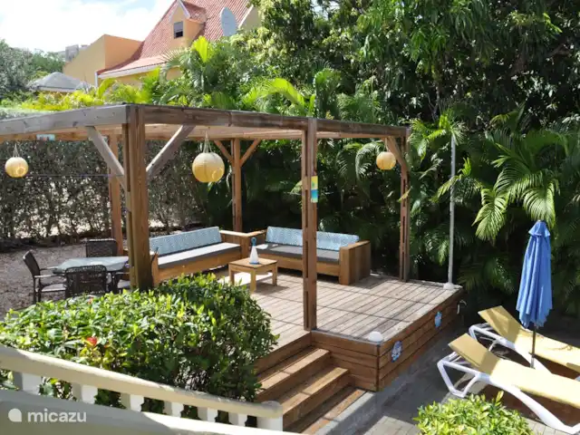 Bon Bineke huren in Curaçao, Banda Ariba (oost), Jan Thiel - villa Veel plekken om buiten te vertoeven. Pooldeck met 2 lounge banken en een eethoek