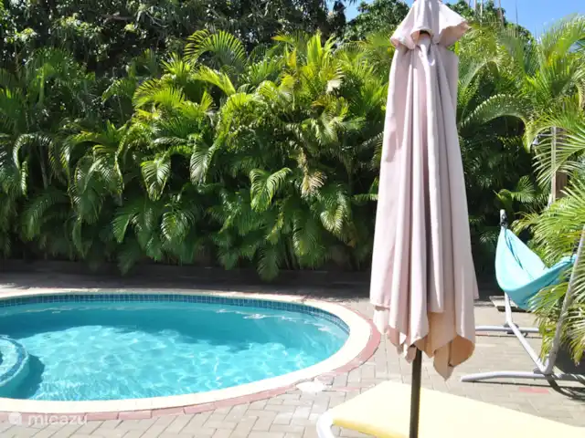 Bon Bineke huren in Curaçao, Banda Ariba (oost), Jan Thiel - villa Naast de 4 ligbedden is er ook een hangmat bij het zwembad.