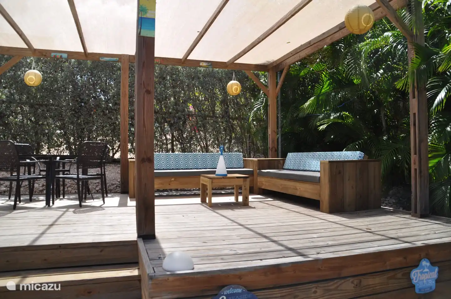 Seit 2021 gibt es auch 2 Lounge-Sofas auf dem Pooldeck.