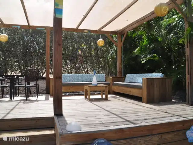 Bon Bineke huren in Curaçao, Banda Ariba (oost), Jan Thiel - villa Sinds 2021 staan er ook 2 lounge banken op het pooldeck.
