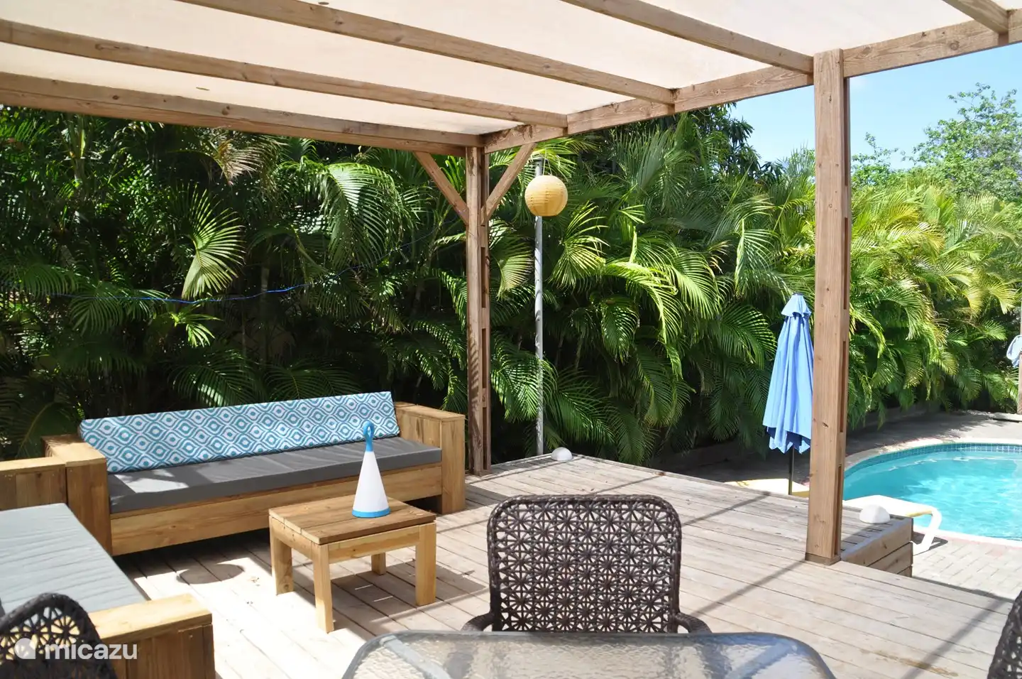 Unten am Pool: 2 Lounge-Sofas, 4 Essbereiche, 4 Sonnenliegen, eine Hängematte. Dies neben dem 6-P-Lounge-Set und dem Essbereich oben auf der Veranda.