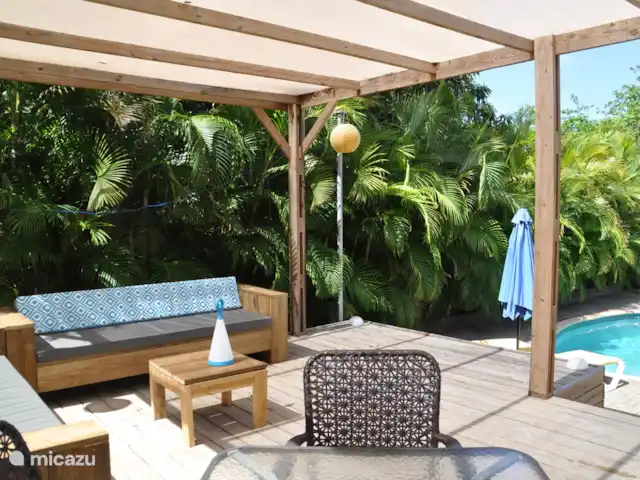 Bon Bineke huren in Curaçao, Banda Ariba (oost), Jan Thiel - villa Beneden bij het zwembad: 2 loungebanken, een 4-eethoek, 4 ligbedden, een hangmat. Dit naast de 6-p loungeset en eethoek boven op de porch.
