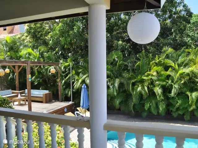 Bon Bineke huren in Curaçao, Banda Ariba (oost), Jan Thiel - villa Vanaf de achterdeur. Links staat de wasmachine en trapje af en je bent bij het eigen prive zwembad.