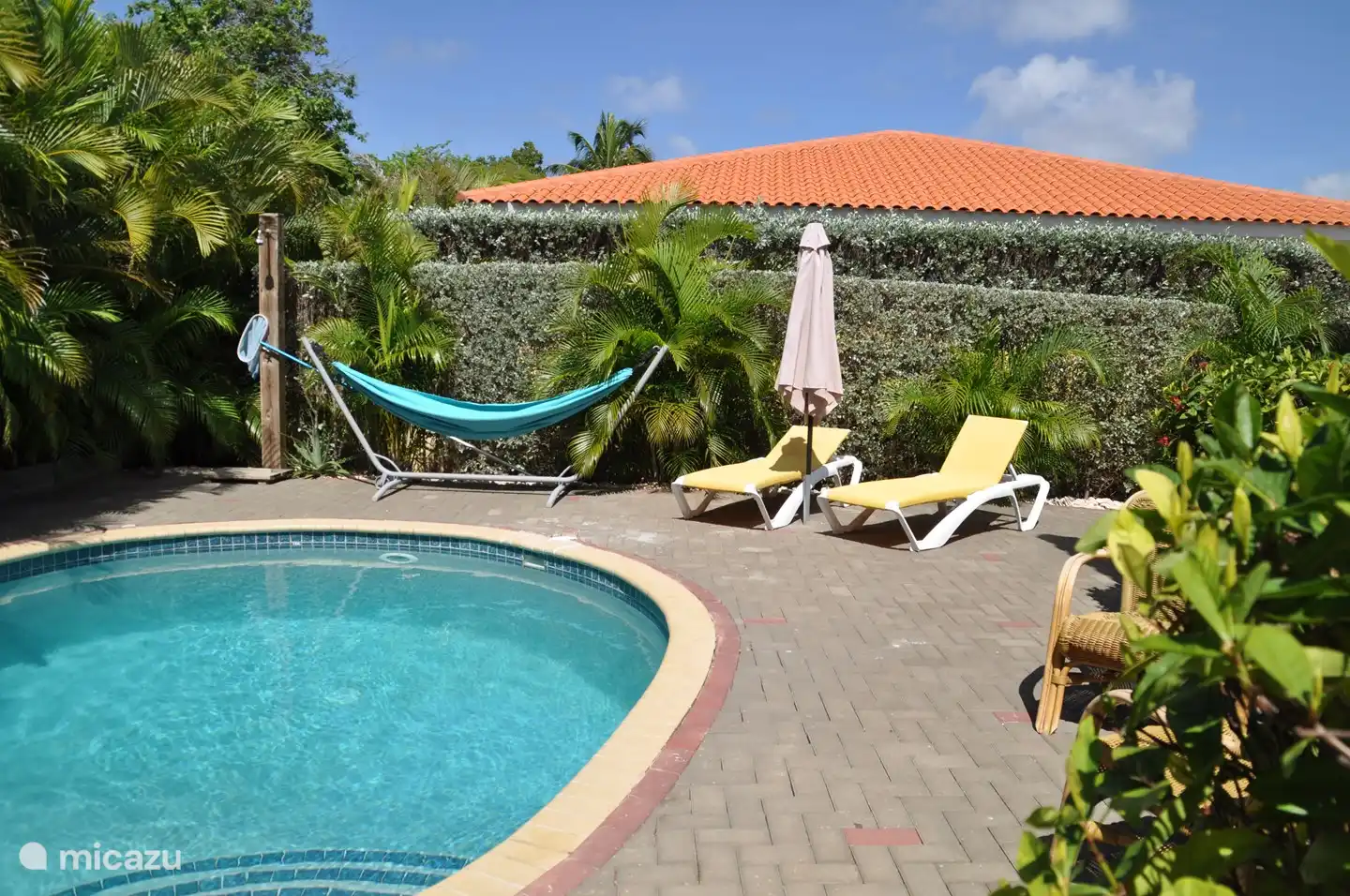 Insgesamt 4 Sonnenliegen, 2 Sonnenschirme, 2 Loungesofas, eine Hängematte und 2 Sitzecken.