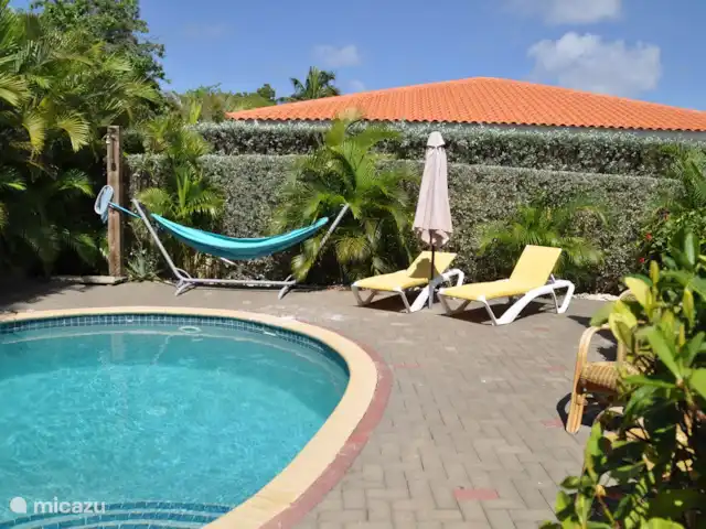 Bon Bineke huren in Curaçao, Banda Ariba (oost), Jan Thiel - villa Ìn totaal 4 ligbedden, 2 parasols, 2 lounge banken, een hangmat en 2 zithoeken.