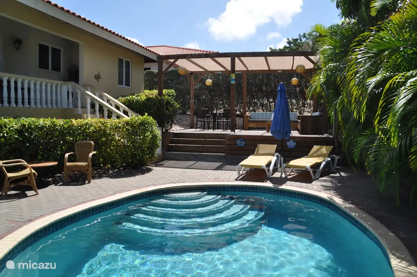 Am Pool gibt es 4 Sonnenliegen mit 2 Sonnenschirmen