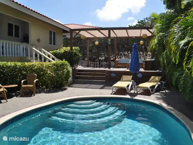 Bon Bineke huren in Curaçao, Banda Ariba (oost), Jan Thiel - villa Bij het zwembad staan 4 ligbedden voorzien van 2 parasols
