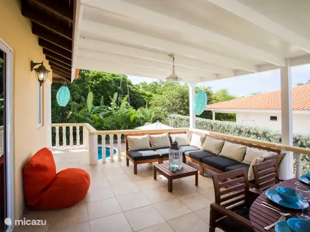 Bon Bineke huren in Curaçao, Banda Ariba (oost), Jan Thiel - villa de overdekte porch met schuifpuinen naar de living