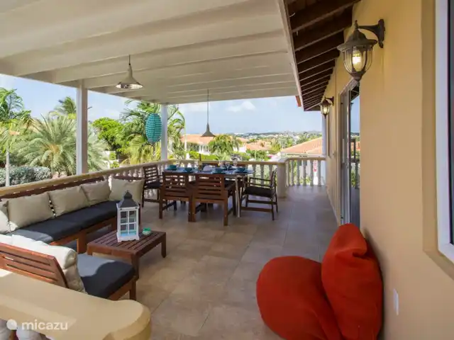 Bon Bineke huren in Curaçao, Banda Ariba (oost), Jan Thiel - villa de overdekte porch met schuifpuinen naar de living