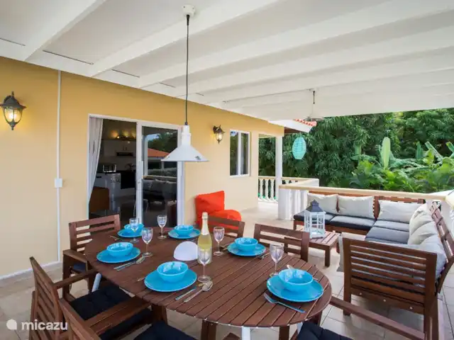 Bon Bineke huren in Curaçao, Banda Ariba (oost), Jan Thiel - villa de overdekte porch met schuifpuinen naar de living