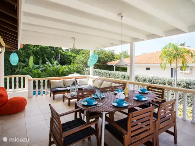 Bon Bineke huren in Curaçao, Banda Ariba (oost), Jan Thiel - villa de overdekte porch met schuifpuinen naar de living