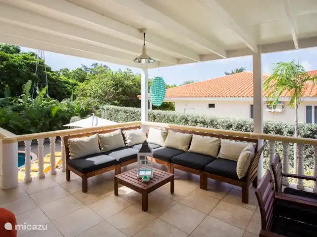 Bon Bineke huren in Curaçao, Banda Ariba (oost), Jan Thiel - villa de overdekte porch met schuifpuinen naar de living