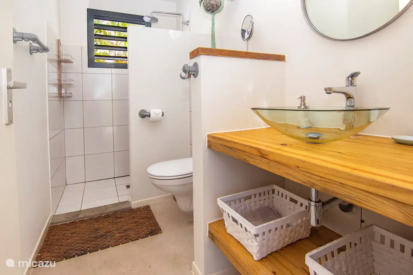 Badkamer ( beneden en boven)