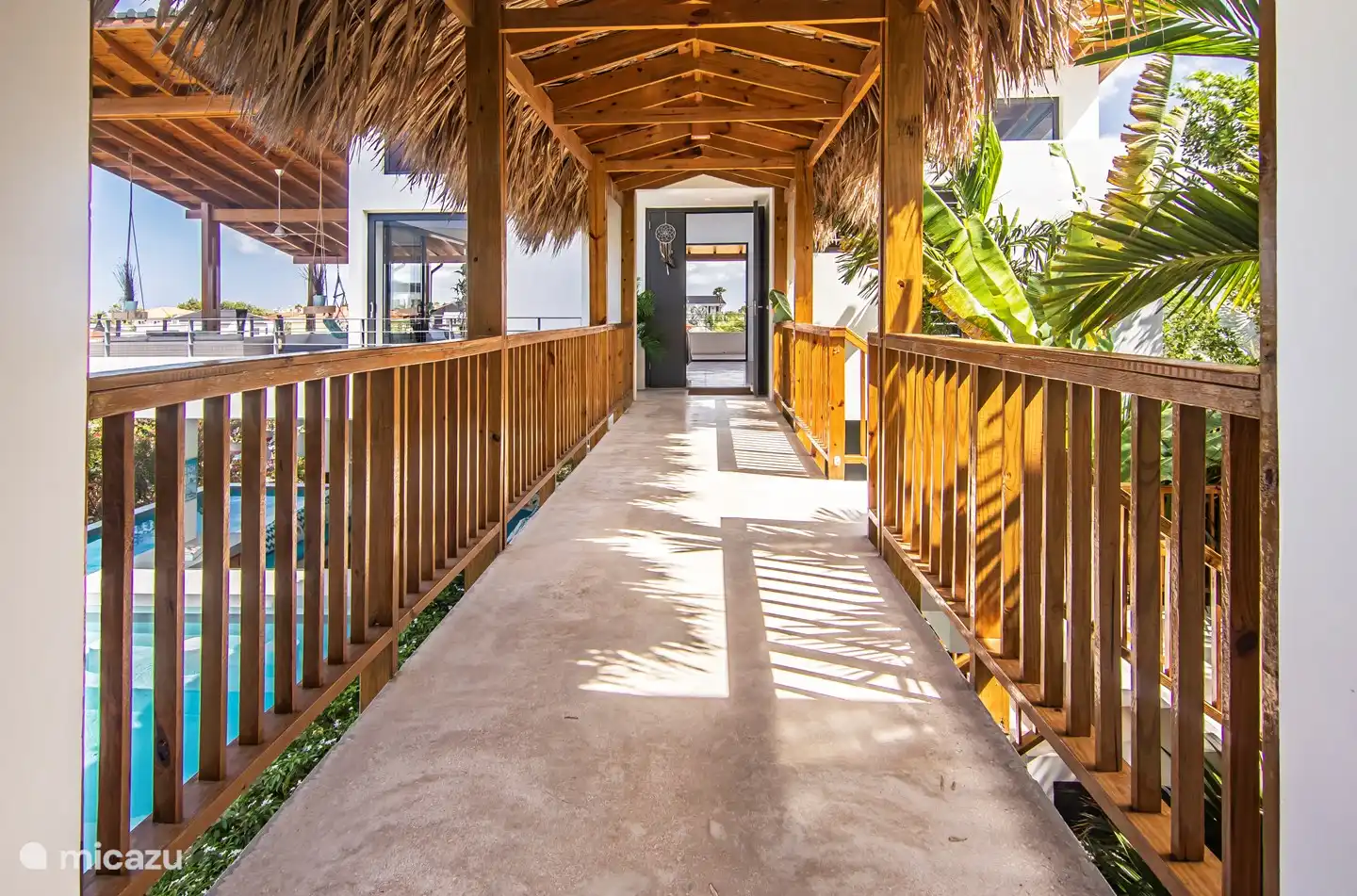 Loop brug tussen de twee units