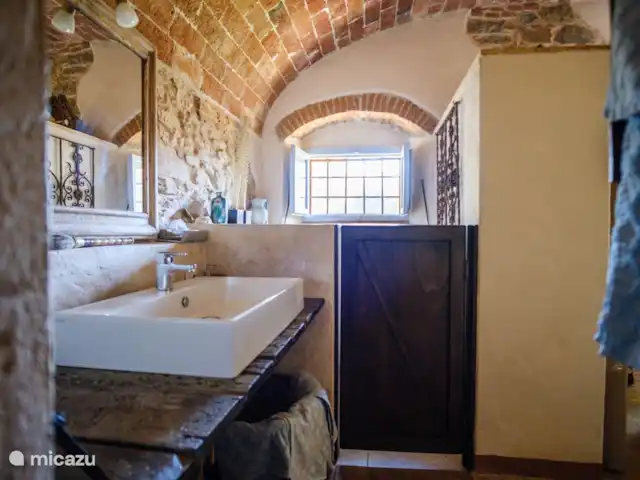 Casale le Colonne, Il Forno huren in Italië, Toscane, Castiglion Fiorentino - appartement WC kamer 1 vanuit de douche.