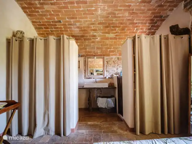 Casale le Colonne, Il Forno huren in Italië, Toscane, Castiglion Fiorentino - appartement 1e badkamer vanaf het bed.