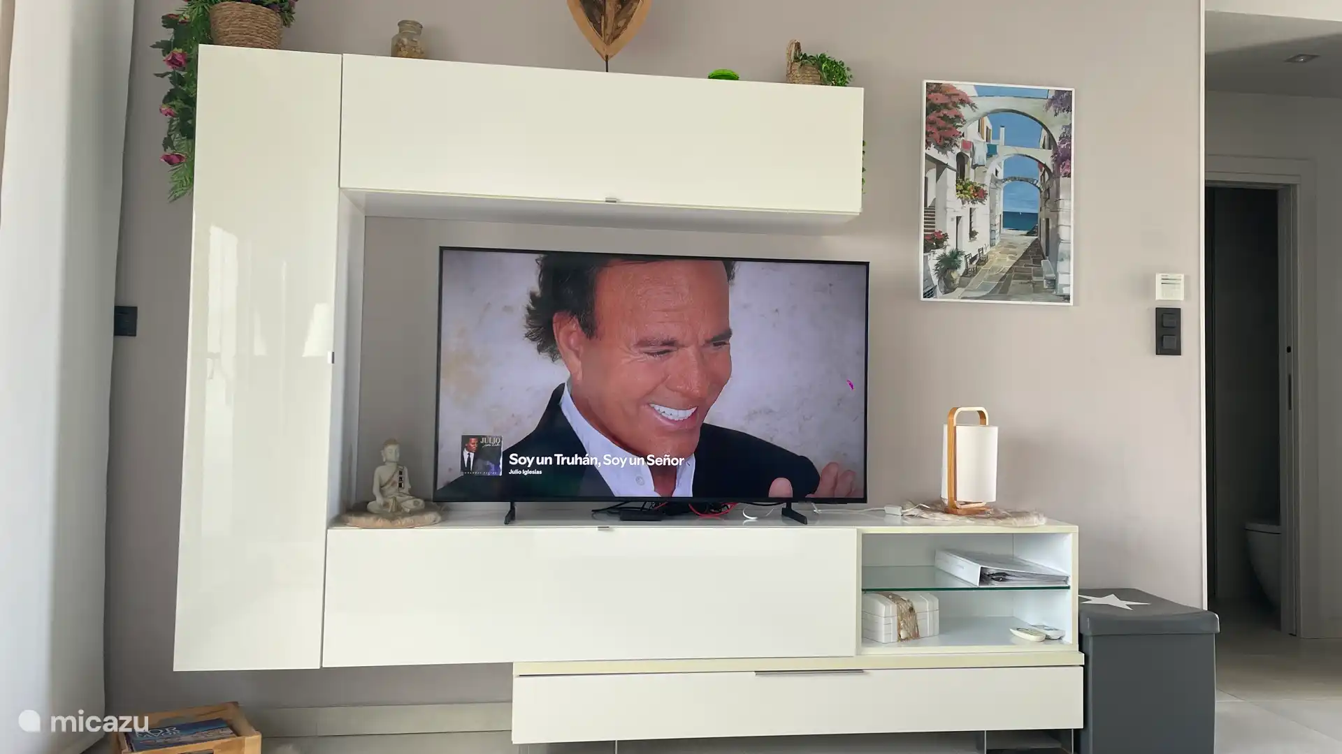 The apartment is equipped with a modern TV with ALL Dutch, German, Belgian, French and Spanish (sports) channels. Of course, F1 is also included in the package.