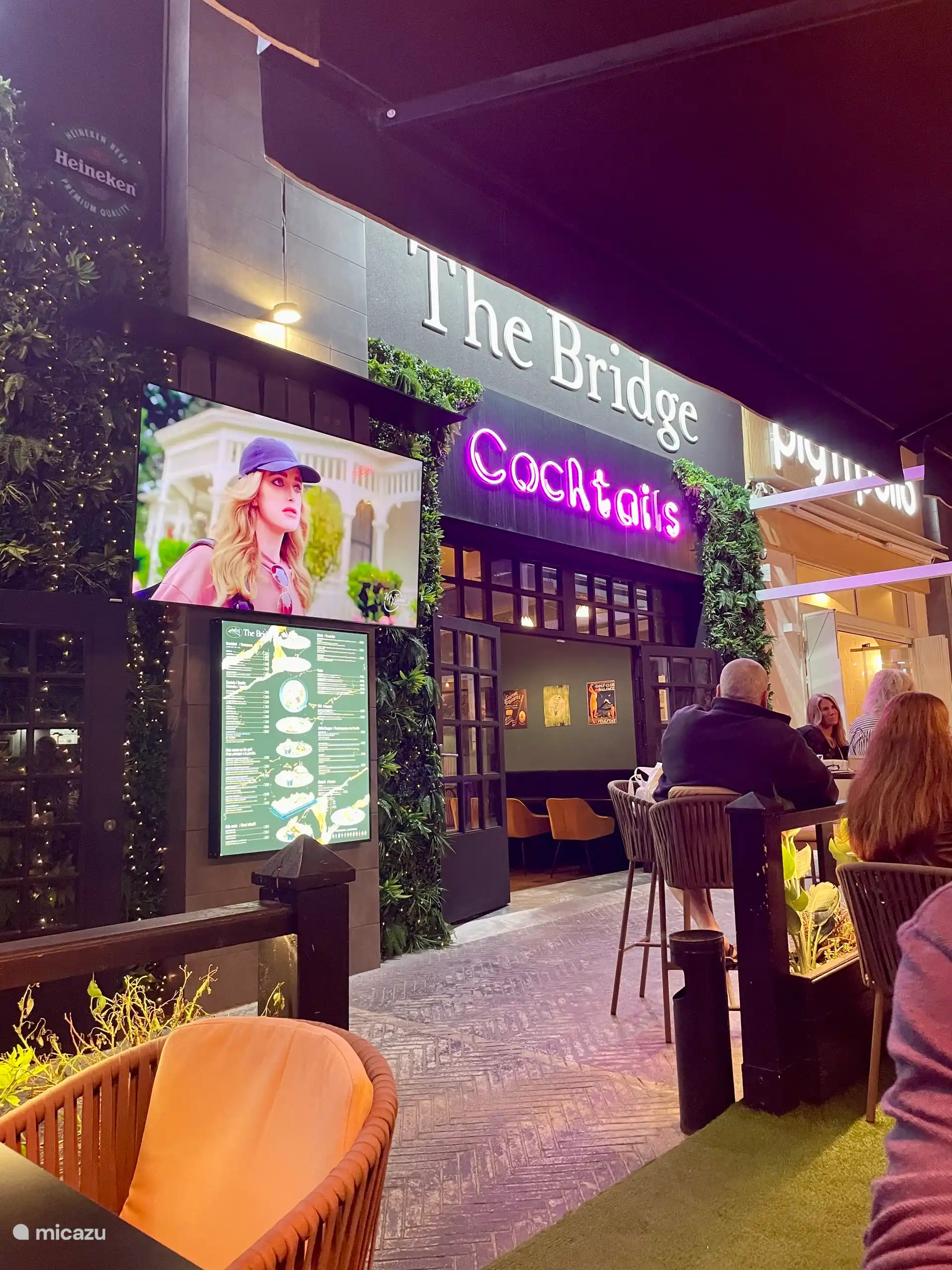 A 5-minute walk from the apartment you will find the dot with several cozy bars and restaurants. There is also a large supermarket and pharmacy. 