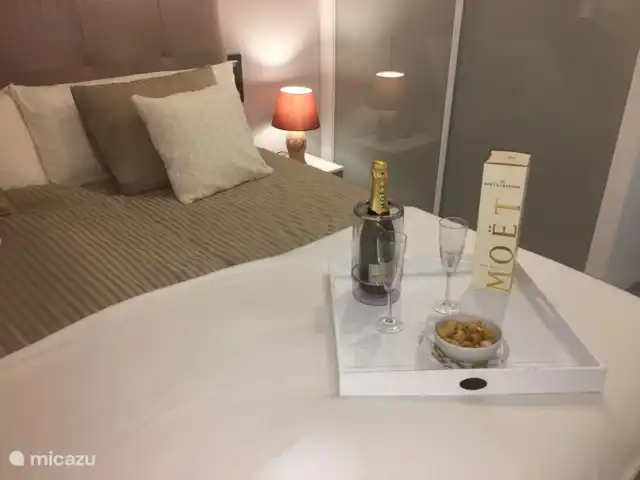 Penthouse Casa Esmeralda | Espagne, Costa Blanca, Torrevieja - appartement Chambre des maîtres avec grand garde-robe intégré et salle de bain privée.