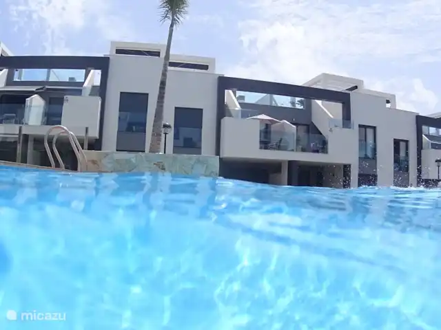 Penthouse Casa Esmeralda | Espagne, Costa Blanca, Torrevieja - appartement Vue de la piscine sur l'appartement. (une vue sur une mise à mort)