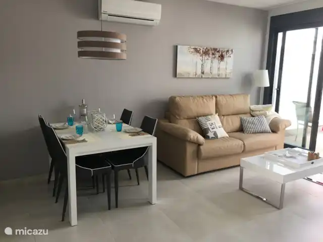 Penthouse Casa Esmeralda | Espagne, Costa Blanca, Torrevieja - appartement Séjour avec canapé-lit de haute qualité avec terrasse. La table à manger est extensible et peut être augmentée jusqu'à 6 personnes maximum.