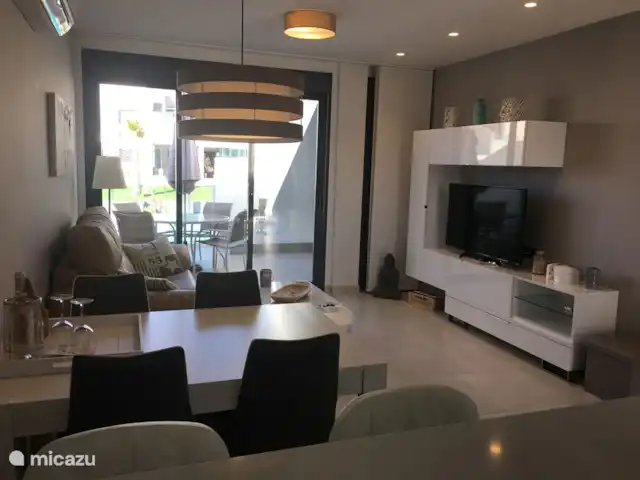 Penthouse Casa Esmeralda | Espagne, Costa Blanca, Torrevieja - appartement Le salon confortable est équipé d'un meuble haut luxueux avec une télévision multimédia très moderne. Le téléviseur dispose d'applications pour YouTube, navigateur Internet, mais aussi NETFLIX !.
Le mobilier est également bien équipé avec de la vaisselle comme des verres et des assiettes.