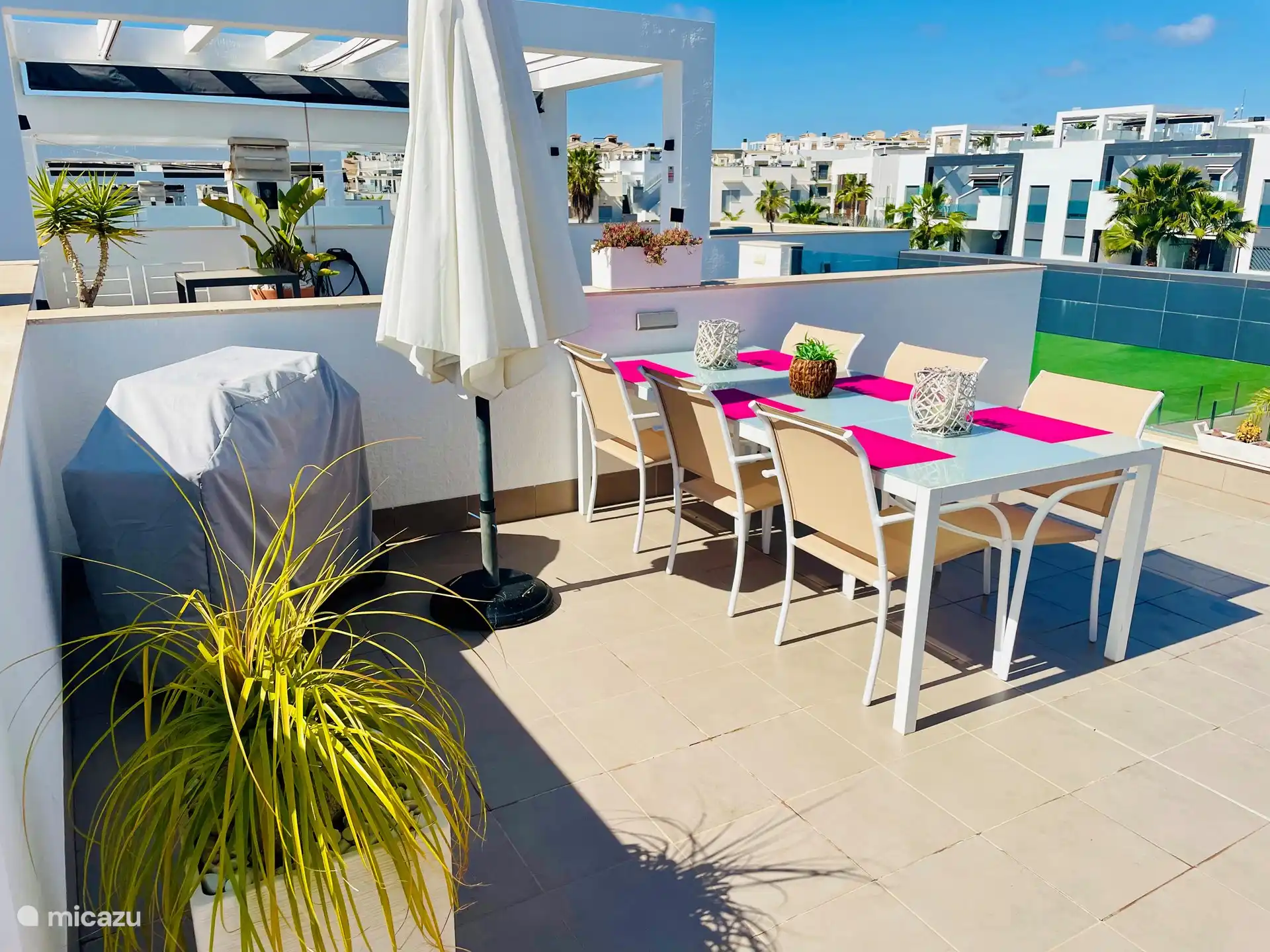 On the roof terrace you will find a lovely 6-person dining table. Enjoy a BBQ and dinner under the parasol with a view of the pool and Torrevieja. That&#39;s the Spain feeling.