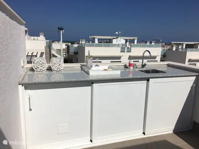Penthouse Casa Esmeralda | Espagne, Costa Blanca, Torrevieja - appartement Cuisine extérieure avec eau chaude et froide et ... vue sur la mer :-)