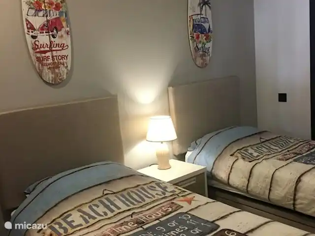 Penthouse Casa Esmeralda | Espagne, Costa Blanca, Torrevieja - appartement Chambre II. Cette chambre a deux lits simples avec une table de chevet, une grande armoire intégrée avec un espace pour suspendre et étendre les vêtements, le chauffage et la climatisation.