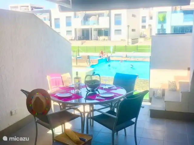 Penthouse Casa Esmeralda | Espagne, Costa Blanca, Torrevieja - appartement NOUVEAU! Pour pouvoir profiter de la terrasse toute la journée, nous avons installé un store qui offre un bel emplacement à l'ombre toute la journée.