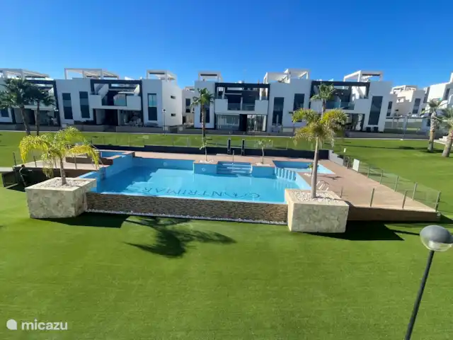 Penthouse Casa Esmeralda | Espagne, Costa Blanca, Torrevieja - appartement Une vue sur une tuerie. Vue depuis la chambre principale. C’est comme ça que tu veux te réveiller tous les jours, n’est-ce pas ? Avec le soleil levant et le bruit de la piscine.