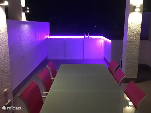 Penthouse Casa Esmeralda | Espagne, Costa Blanca, Torrevieja - appartement Cuisine extérieure 'by night' ;-)