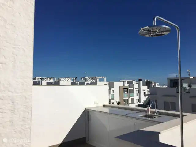 Penthouse Casa Esmeralda | Espagne, Costa Blanca, Torrevieja - appartement La douche extérieure et la cuisine sur la terrasse ensoleillée. Pendant les journées chaudes, il est agréable de se rafraîchir sous la douche rafraîchissante.