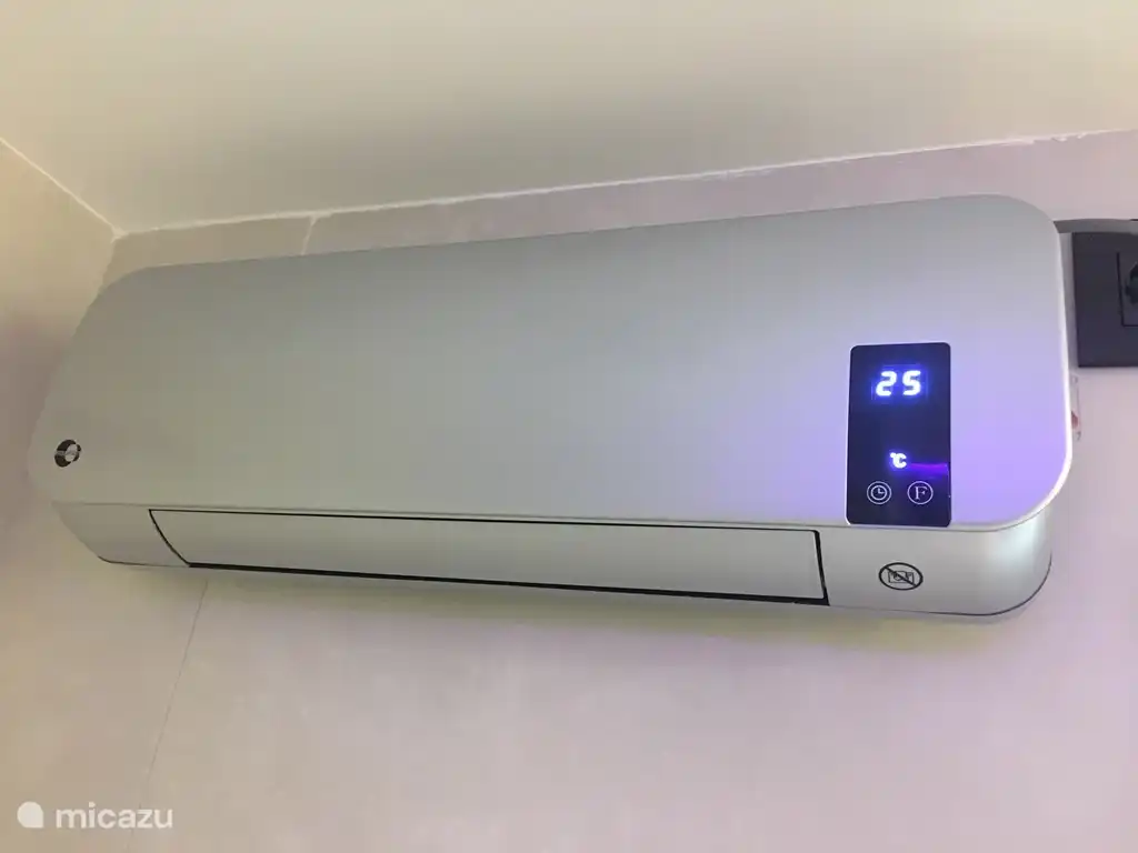 The bathroom has an easily adjustable heating.