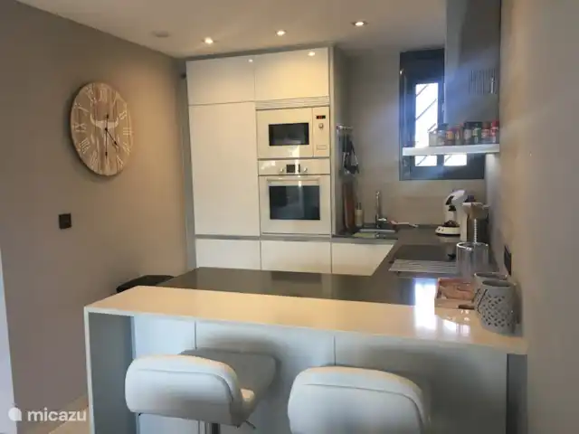 Penthouse Casa Esmeralda | Espagne, Costa Blanca, Torrevieja - appartement Cuisine avec bar confortable. La cuisine a tous les appareils encastrés de la marque Bosch.