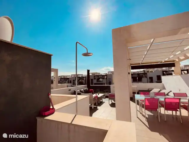 Penthouse Casa Esmeralda | Espagne, Costa Blanca, Torrevieja - appartement La terrasse sur le toit dispose d’une douche extérieure.