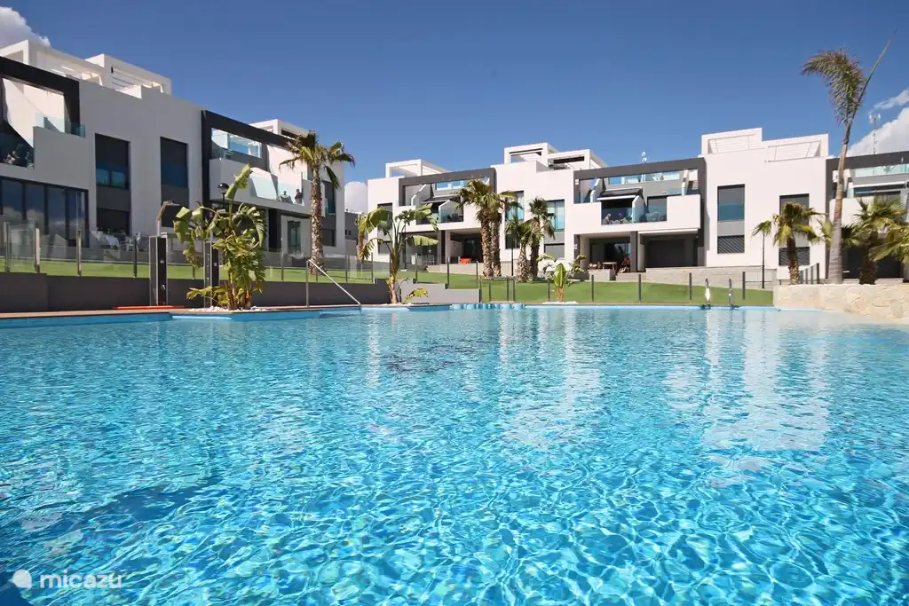 Holiday feeling! Large pool with jacuzzi, separate children&#39;s pool, showers and waterfall.